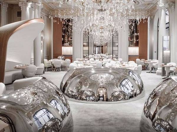 Alain Ducasse au Plaza Athenee, Paris, Pháp 848 USD/2 người; với 5 món Là một trong những nhà hàng đẹp nhất nước Pháp, Alain Ducasse au Plaza Athenee phục vụ đồ ăn đơn giản nhưng khiến thực khách khó quên được hương vị. Nhà hàng nằm trong khách sạn Plaza Athenee - một không gian thanh tao bậc nhất để thưởng thức ẩm thực.