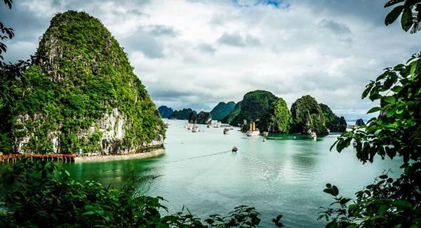 Vịnh Hạ Long với hàng ngàn đảo đá - Thắng cảnh du lịch Việt Nam