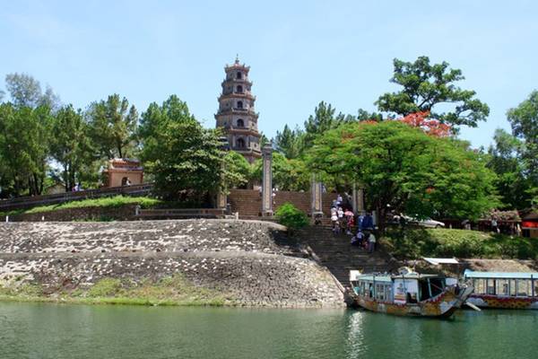 Chùa Thiên Mụ bên sông Hương - Thắng cảnh du lịch Việt Nam