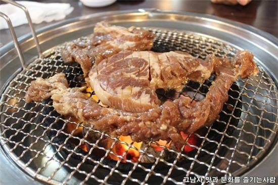 Món galbi thịt lợn tại tiệm thịt nướng Seoul Sutbul