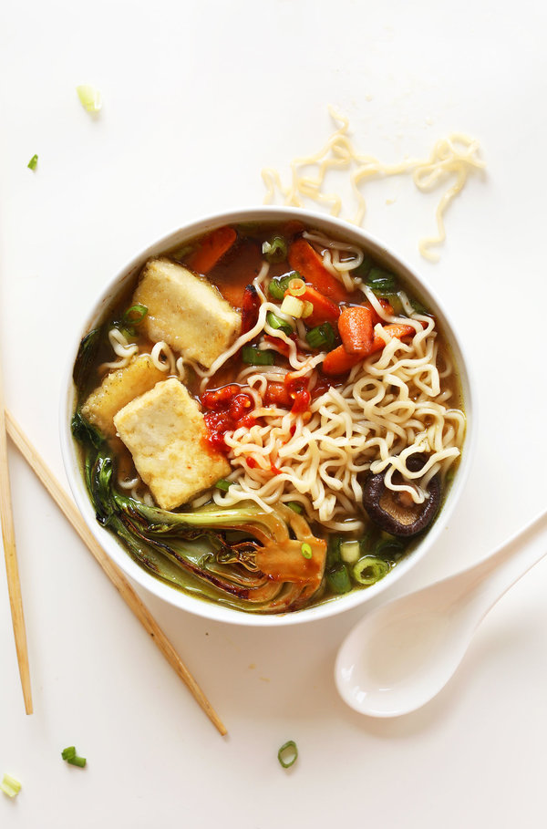 Tô mì ngon thanh đạm với rau, nấm và đậu chiên