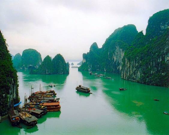 Vịnh Hạ Long là điểm đến ưa thích của những ai muốn hòa mình vào thiên nhiên