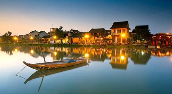 Du lịch Hội An về đêm để khám phá vẻ đẹp cổ kính, huyền ảo đầy mê hoặc của Di sản văn hóa thế giới.