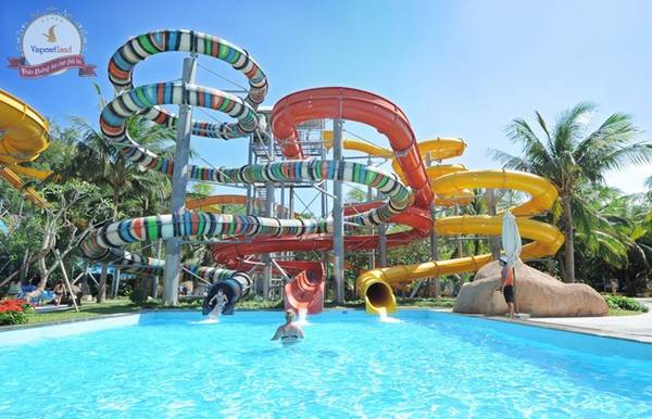 Thăm Vinpearl Land: Tới Nha Trang, du khách không thể bỏ qua khu vui chơi giải trí Vinpearl Land, với hệ thống cáp treo qua biển cùng nhiều trò chơi cảm giác mạnh thú vị. Ảnh: Vinpearlland.