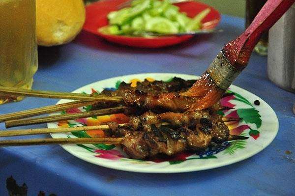Thịt xiên nướng chỉ từ 10000 đồng ăn kèm bánh mì ở Hà Nội