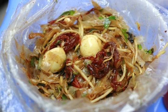 Bánh tráng trộn nhiều biến tấu chỉ 10000 đồng Sài Gòn
