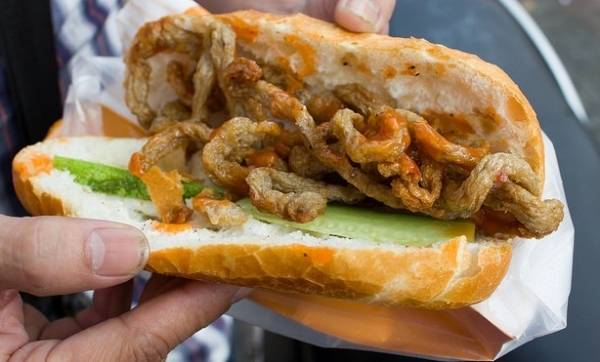 Bánh mì chả cá nóng giòn chỉ 10000 đồng Sài Gòn