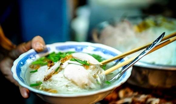 Hủ tiếu gõ bình dân chỉ 10000 đồng khắp Sài Gòn