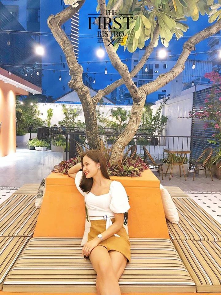 Góc sống ảo ngập tràn ánh sáng tại The First Bistro Nha Trang