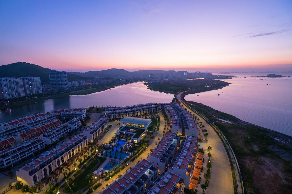 2N1Đ nghỉ dưỡng tại Royal Lotus Resort & Villas Hạ Long 5 sao + xe Limousine khứ hồi + ăn sáng chỉ 1.299.000 đồng
