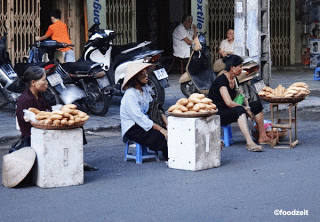 Gánh bánh mì đường phố Hà Nội đầy hấp dẫn