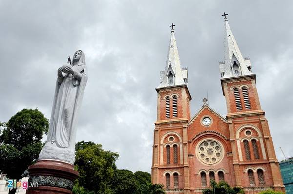 Nhà thờ Đức Bà - Điểm đến TP HCM nổi tiếng với kiến trúc Roman và Gothic