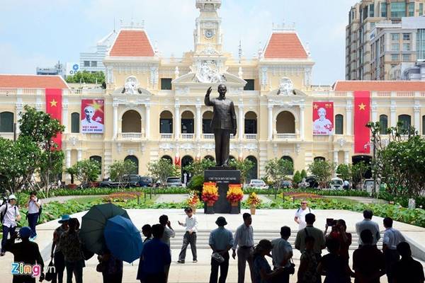 Tượng đài Hồ Chủ tịch: Tượng đài Bác Hồ trên đường Nguyễn Huệ (quận 1) được khánh thành vào tháng 5/2015. Tượng được làm bằng hợp kim đồng có chiều cao 7,2 m (bệ tượng cao 2,7 m, thân tượng 4,5 m), tổng kinh phí 7 tỷ đồng. Ảnh: Lê Quân.