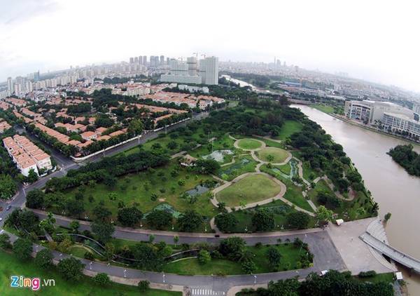 Khu đô thị Phú Mỹ Hưng là một khu đô thị lớn thuộc quận 7 được quy hoạch, thiết kế sang trọng với những dãy biệt thự, con đường rợp bóng cây... Nhiều du khách đánh giá nơi đây như một Singapore giữa lòng TP HCM. Ảnh: Trương Khởi.