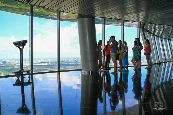 Sky Deck là tên gọi của đài quan sát cao 180 m tọa lạc trên tầng 49 tòa nhà Bitexco. Đài được trang bị 6 ống nhòm tầm xa, có khả năng quay ngang 360 độ và quay lên xuống góc 50 độ. Giá vé để tham quan nơi này là 200.000 đồng một người. Ảnh: Duy Phương.