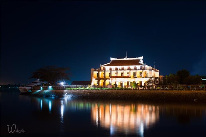 Bến Bạch Đằng (quận 1): Đây là di tích lịch sử gắn với nơi người thanh niên trẻ Nguyễn Tất Thành ra đi tìm đường cứu nước. Nơi đây cũng có vẻ thanh bình của dòng sông in bóng những tòa nhà cao tầng, những con thuyền trôi chậm, vẻ yên bình của cần thủ. Ảnh: Wuhashu.