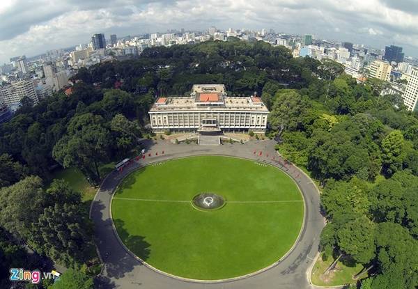 Dinh Độc Lập (quận 1): Tên gọi trước đây là dinh Norodom, ngày nay còn gọi là dinh Thống Nhất hay hội trường Thống Nhất là một công trình kiến trúc rộng khoảng 22 ha ở TP HCM. Dinh đã được xếp hạng là di tích quốc gia đặc biệt. Ảnh: Mạnh Thắng.