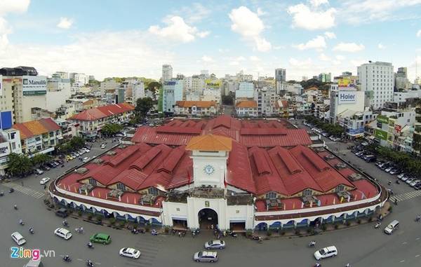 Chợ Bến Thành (quận 1): Đây là một trong những ngội chợ lớn nhất TP HCM. Ngôi chợ này được xem như biểu tượng của thành phố. Rất nhiều du khách chọn Bến Thành để tham quan và mua sắm quà lưu niệm. Ảnh: Mạnh Thắng.