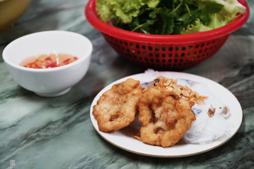 Bánh cuốn chả mực đặc sản Hạ Long hấp dẫn