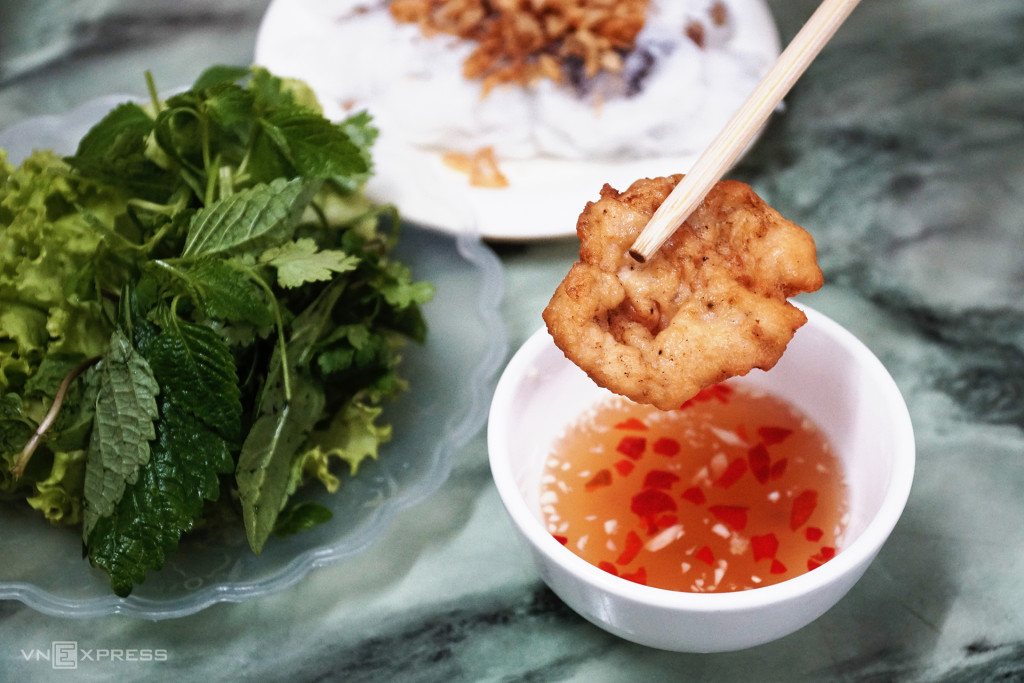 Bánh cuốn chả mực đặc sản Hạ Long thơm ngon