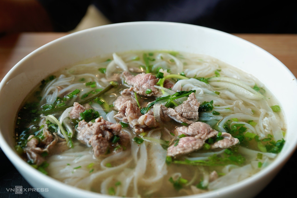 Bát phở đặc sản Hạ Long có giá trung bình khoảng 50.000 đồng