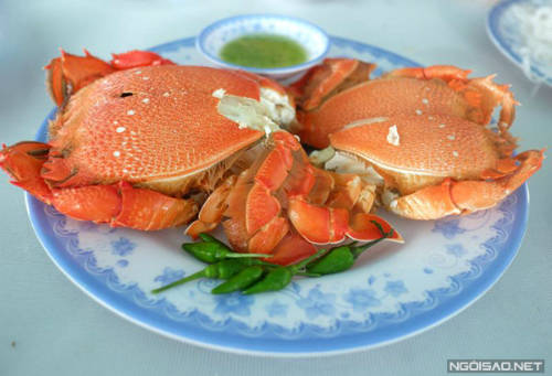 Cua huỳnh đế: Cua huỳnh đế là đặc sản của vùng biển Tam Quan và Ðề Gi (Bình Ðịnh). Cua huỳnh đế có bộ áo giáp dày và cứng, màu vàng rực như hoàng bào, li ti gai nhọn xuôi theo thân, que và càng to, cạnh sắc lẻm như dao, khác hẳn với các loại cua khác. Có nhiều cách chế biến cua huỳnh đế như hấp, nướng… Đặc biệt, người dân địa phương còn chế biến loại cua vua này thành món um mặn ăn với cơm hay nồi cháo cua huỳnh đế có lớp mỡ hành vàng sánh ở trên, lẫn với nước gạch màu đỏ cùng những thớ thịt màu trắng của cua.