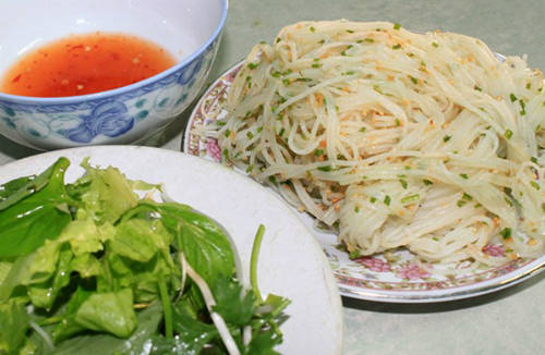 Bún song thằn: Sở dĩ có tên gọi "song thằn" vì khi làm bún, người ta thường bắt dây bún từng đôi một. Bún song thằn nổi tiếng vì có hương vị thơm ngon và có giá trị dinh dưỡng cao vì làm từ đậu xanh. Cách làm món bún này khá kỳ công. Đậu xanh đem phơi nắng cho thật khô rồi ngâm nước lạnh độ một ngày một đêm cho nở đều mới đem xay. Trung bình 5 kg đậu chỉ làm thành 1kg bún, nên món bún này có giá thành khá cao. An Thái là nơi bạn có thể thưởng thức tại chỗ một tô bún song thằn nấu với lòng gà hay mua một vài kg làm quà cho bạn bè và người thân.