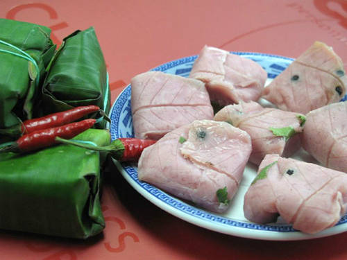 Nem chợ Huyện: Nem chợ Huyện không mềm như nem Thủ Đức, không ngọt như nem Lai Vung, nem An Cựu mà dai dai, sần sật, chua giòn đã miệng. Nem tươi đã ngon, nướng với than, ăn kèm với bánh, chả ram, rau mùi, tía tô, rau răm, chuối, khế xắt nhỏ, dưa leo, nước chấm (hoặc xì dầu) và vài múi tỏi, trái ớt càng tuyệt.