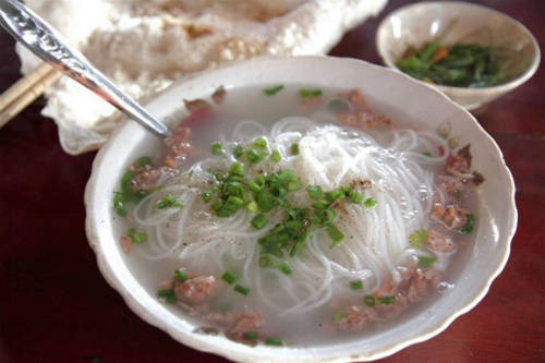 Bún tôm Châu Trúc: Để có một tô bún tôm Châu Trúc ngon phải trải qua nhiều công đoạn cầu kỳ. Đầu tiên là làm bún, gạo được ngâm vào nước cho mềm rồi mang đi xay rồi cho vào túi vải đăng ráo nước, sau đó đưa vào cối giã nhuyễn. Mỗi cối bột là một dặn, người bán bún ép bún từ dặn, bún chạy thẳng vào nồi nước luộc. Tôm dùng làm bún phải là những con tôm đất được đánh bắt từ đầm Châu Trúc, hãy còn sống, nhảy tanh tách, bỏ vào cối giã nhuyễn cùng với tí muối, tí ớt... Khi có người đến ăn bún, người bán dùng đũa gẩy một đũa thịt tôm cho vào bát, cho chút bột ngọt, nước mắm, múc nước luộc bún đang sôi đổ vào bát khuấy đều, sau đó cho bún vào, rắc mấy cọng hành ngò, chút tiêu. Món này dọn kèm với bánh tráng nướng giòn thơm.