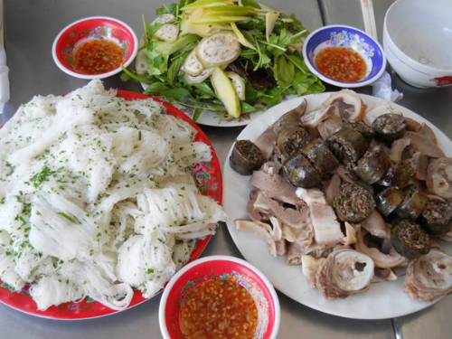 Bánh hỏi Diêu Trì: Bánh hỏi là đặc sản của Bình Định, thịnh hành và ngon nhất là ở Diêu Trì (Tuy Phước). Bánh hỏi thường được ăn kèm với thịt nướng song nếu vào một quán bánh hỏi ở Diêu Trì, khi gọi món này là bạn sẽ được thưởng thức thêm cháo và lòng. Cháo khá loãng, nấu bằng huyết ninh với thịt nạc băm. Cạnh tô cháo nóng là đĩa lòng heo với những miếng gan dày, miếng dồi màu nâu, khoanh tròn bên cạnh những miếng tim dẻo, miếng cổ dai giòn, miếng bầu dục mỏng. Những thứ này ăn kèm với bánh hỏi, khiến bánh trở nên béo bở, ngon khác thường.
