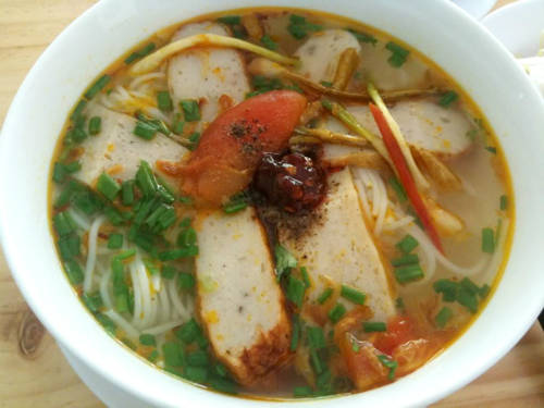 Bún chả cá Quy Nhơn: Điểm nhấn của món bún chả cá Quy Nhơn là phần chả cá là được làm từ những con cá thu mập mạp, bóng bẩy, thịt ngọt và phải quết sao cho miếng bánh chả láng mịn, tròn dày vừa phải, cùng nước lèo được nấu từ xương và đầu cá thu, trong veo, ngọt tự nhiên.
