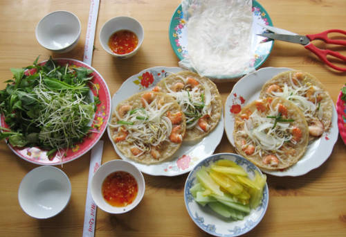Bánh xèo Mỹ Cang: Bánh xèo Mỹ Cang ngon là nhờ các thành phần đều được chế biến từ đặc sản địa phương. Như gạo phải được xay từ loại lúa ở cánh đồng khu Đông. Tôm phải là loại tôm đất sống nước lợ ở đầm Thị Nại. Nước chấm phải được pha chế từ loại nước mắm nguyên chất... Bánh xèo ăn kèm là bánh tráng gạo nguyên chất, rau sống, một ít xoài và dưa leo xắt mỏng và chén nước mắm vàng ươm ngọt ngào hương vị miền biển. Cái ngọt của tôm tươi, cái giòn của gạo đủ lửa và một chút chua, chát của xoài và chuối, quyện tất cả lại thành một món ăn vô cùng hấp dẫn.