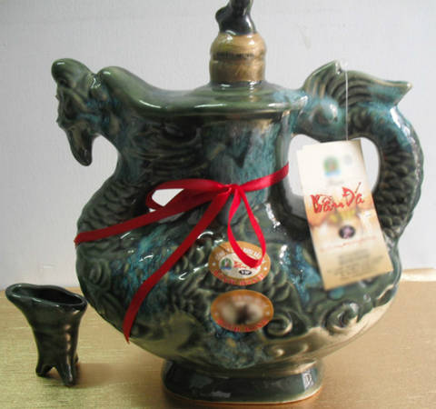 Rượu Bàu Đá: Rượu Bàu Đá có nồng độ rất cao, hơn 50 độ, uống nhanh say nhưng say rồi không thấy mệt. Muốn có rượu ngon, người nấu phải tuân thủ các yêu cầu nghiêm ngặt về nguồn nước, gạo, men, dụng cụ nấu, cộng với kinh nghiệm gia truyền. Khi nấu rượu, cũng không dùng nồi nhôm mà dùng nồi đồng, nắp đậy bằng đất nung; cất rượu bằng ống tre. Và rượu phải chưng bằng lửa nhỏ mới vắt cạn được tinh chất gạo.