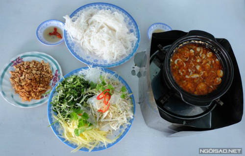 Bún sứa nước lèo: Nồi nước lèo chua ngọt, vàng rộm, nóng hổi cùng với đĩa sứa tươi giòn là hương vị khó quên với nhiều du khách từng thưởng thức sứa nước lèo Quy Nhơn, Bình Định. Sứa sau khi bắt được, ngư dân chà rửa sạch nhớt, rồi ngâm với lá ổi hoặc phèn chua cho sứa se lại và mất đi mùi tanh. Sau một ngày mang ra xả nước lạnh thật kỹ, thái thành miếng là có thể dùng được. Sứa nước lèo phải ăn thật nóng mới ngon. Khi nồi nước lèo sôi sùng sục, với mùi thơm hấp dẫn, bạn có thể nhúng sứa nhanh qua rồi ăn luôn. Âm thanh sựt sựt, lạ tai khi cắn miếng sứa mềm khiến nhiều người tỏ vẻ thích thú.