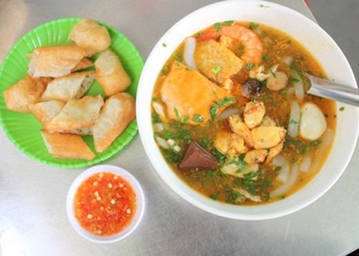 Bánh canh cua Võ Văn Tần - món ngon quận 3 nước lèo đỏ hấp dẫn