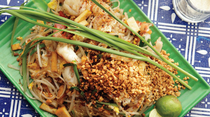 Pad Thai - món ngon Chatuchak Bangkok xào ngay tại chỗ với hương vị chuẩn Thái