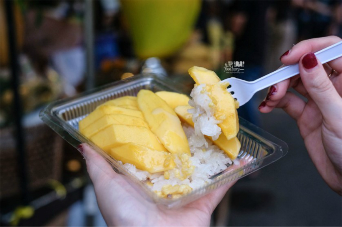 Xôi xoài - món ngon Chatuchak Bangkok đặc sản ẩm thực Thái
