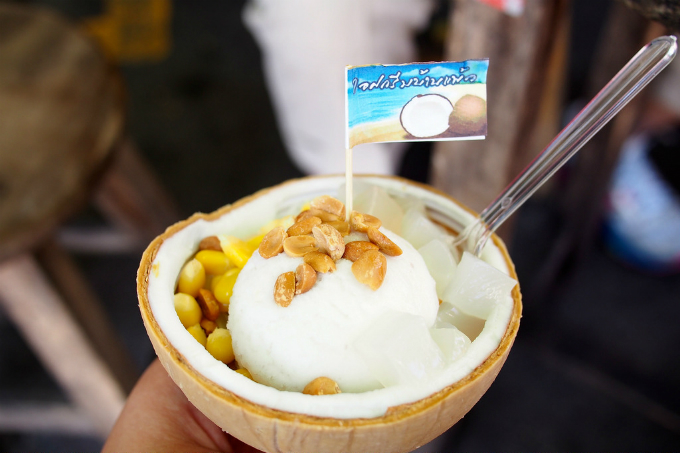 Kem dừa là món ăn đầu tiên tron danh sách mà bạn chắc chắn phải thử qua khi tới khu chợ Chatuchak (Bangkok). Thái Lan là "lãnh địa" của dừa nên kem dừa ở đây luôn rất tuyệt hảo, vị ngọt, mùi thơm, ăn kèm với lạc, thạch, ngô, dừa nạo, siro...