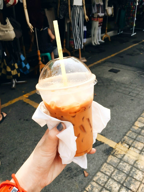 Khi khát nước, một ly trà sữa Thái đỏ hoặc xanh sẽ không chỉ xua tan nắng nóng mà còn có mùi vị đậm đà, thơm mùi sữa, uống một lần là nhớ mãi không quên.