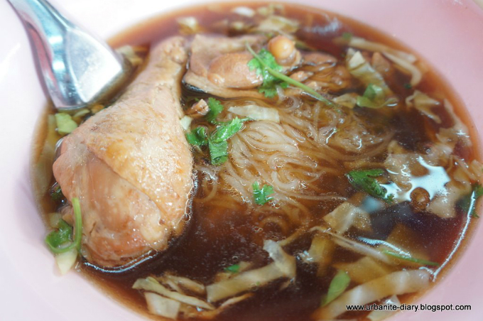 Mỳ gà là lựa chọn dành cho bữa trưa. Với các loại rau thơm cùng miếng đùi gà lớn, được hầm mềm ăn kèm mỳ, tất cả tạo thành một bữa trưa thực sự tuyệt vời và no căng bụng ở Chatuchak.