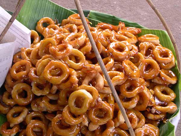 Bánh donut ở Thái có kích cỡ nhỏ hơn ở các quốc gia khác, cũng được chế biến nóng ngay tại quầy. Bạn có thể mua vài chiếc, vừa đi dạo vừa ăn lót dạ cũng rất tuyệt.