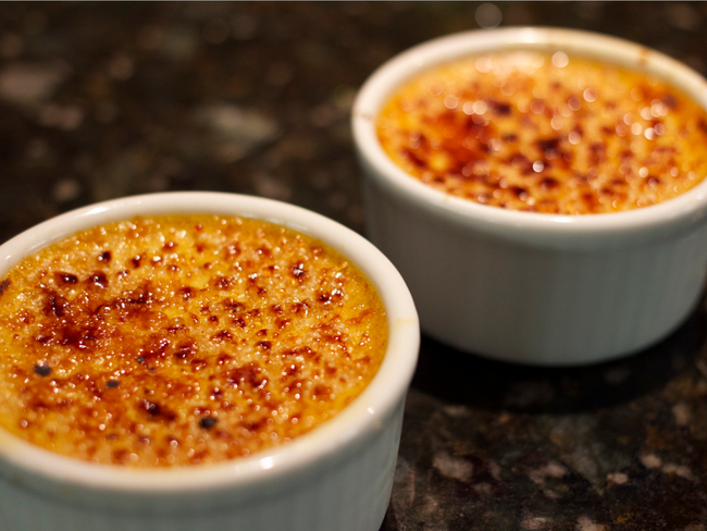 Crème brûlée được làm từ trứng với đường cháy giòn tan bên trên. Đây có lẽ là món tráng miệng Pháp nổi tiếng nhất và bất cứ ai đến Pháp cũng phải nếm thử một lần.