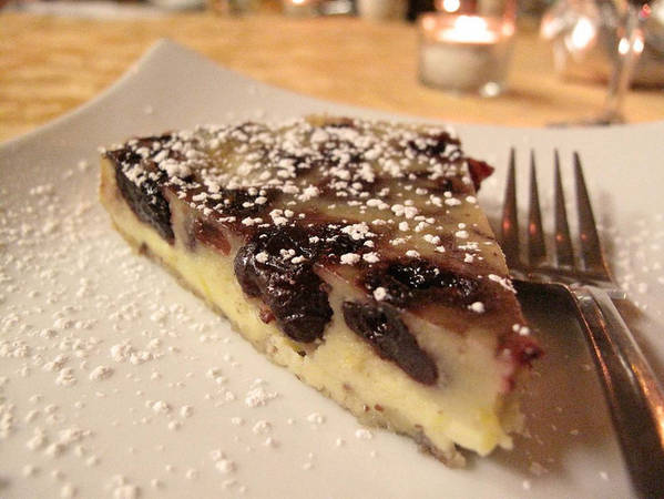 Clafoutis là một món tráng miệng Pháp với cách làm cơ bản như một loại custard nướng với hoa quả tươi mà loại hoa quả truyền thống nhất là quả anh đào. Loại bánh này có nguồn gốc từ vùng Limosin và vì vậy, nếu bạn có cơ hội đến Limosin, chớ nên bỏ lỡ cơ hội nếm món bánh cực ngon này.