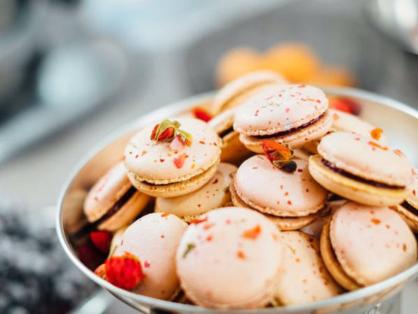 Những chiếc bánh macaron đáng yêu của người Pháp. Phần vỏ giòn với lớp nhân dẻo mềm, thơm ngọt và có nhiều hương vị khác nhau như socola, hạnh nhân, dâu, cam, quế, chanh... Nếm thử, bạn sẽ cảm nhận được ngay sự giòn tan của hai lớp bánh và mùi hương riêng của từng loại nhân.