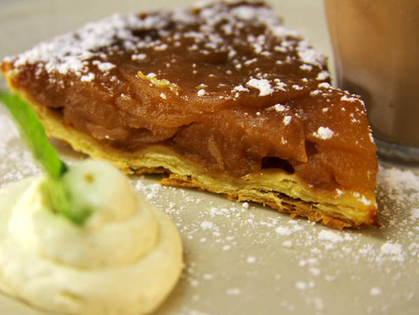 Bánh Tarte Tatin có lớp táo trên cùng ngấm đều caramen và bơ lại có thêm lớp vỏ bánh chín giòn, thơm mùi bơ tạo nên vị ngon đặc biệt. Với mùi bơ thơm ngậy thấm đẫm trong từng miếng táo tươi và màu nâu vàng bóng của đường caramel phủ kín trên bề mặt khiến món bánh táo tarte tatin đã khiến bao thực khách yêu thích.