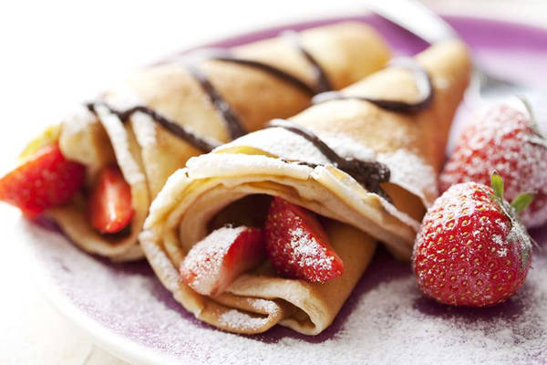 Bánh crepe dù có cách chế biến đơn giản nhưng lại là món bánh rất được ưa thích. Người ta có thể làm bánh crepe mặn hay ngọt đều được, và bởi thế nhân crepe cũng siêu đa dạng với nutella, trái cây, các loại mứt hay thịt nguội, xúc xích.