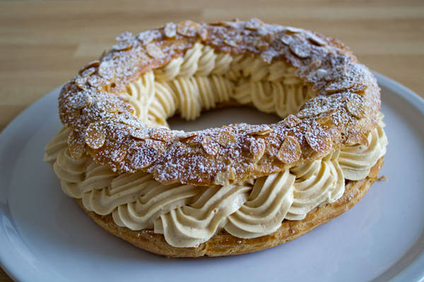 Loại bánh này được làm để kỷ niệm cuộc đua xe đạp Paris-Brest-Paris năm 1910. Đặc trưng của món bánh này là lớp kem kẹp giữa lớp vỏ bánh. Paris Brest được coi như là một biến thể từ bánh choux, ăn ngon, mát và thơm mùi hạnh nhân. Ngày nay món bánh này trở thành món tráng miệng Pháp yêu thích của hàng triệu người Pháp và khắp thế giới.