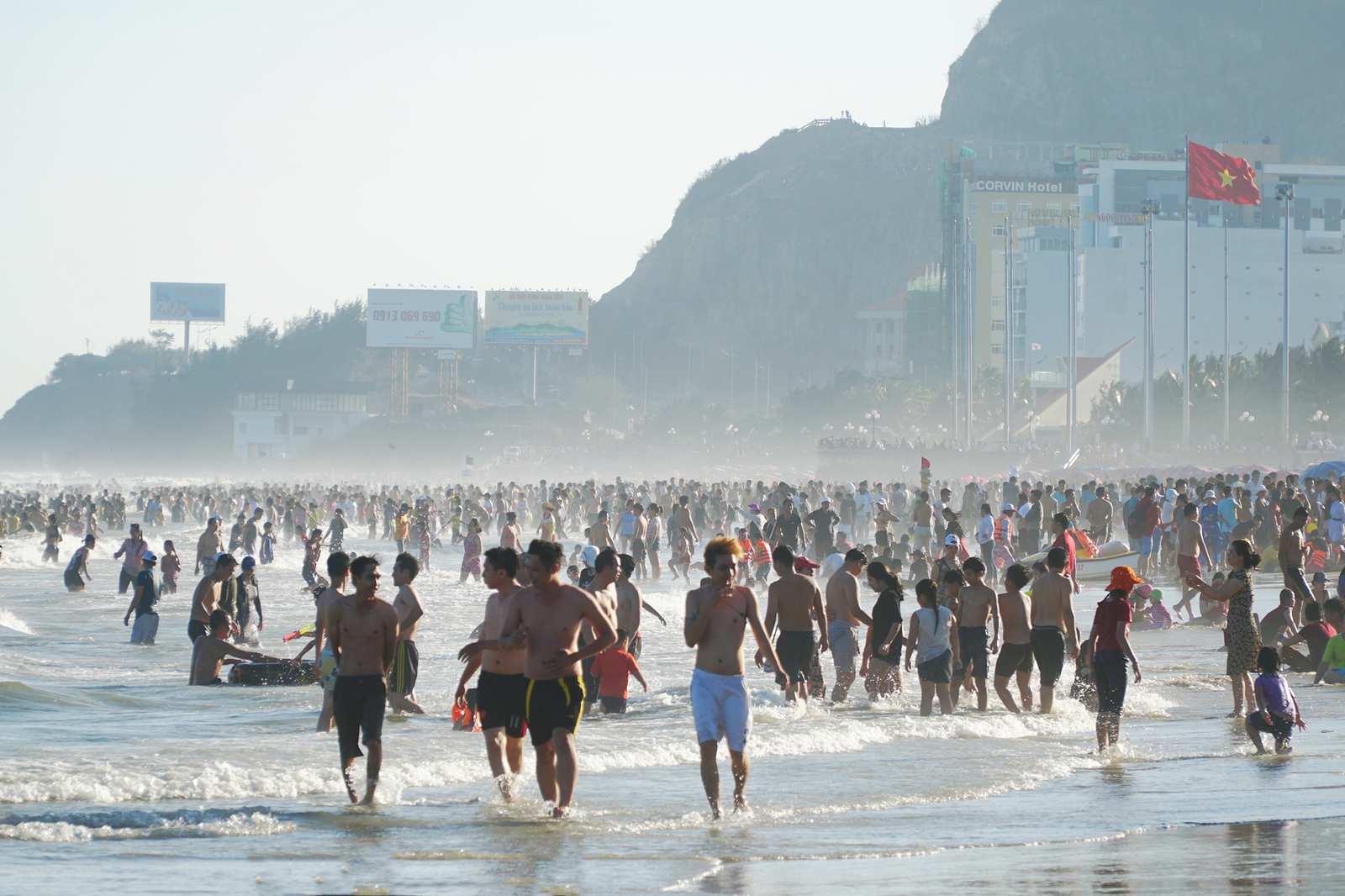 Du lịch Vũng Tàu - Bãi Sau ken đặc người