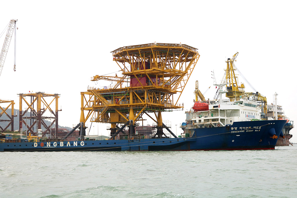 Du lịch Vũng Tàu - Cảng biển và giàn khoan