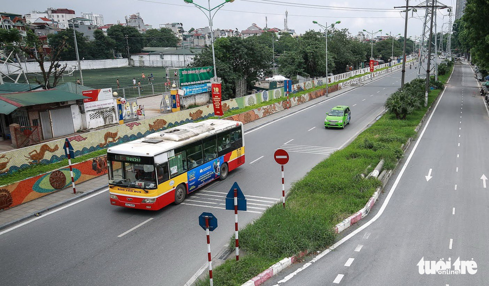 Con đường gốm sứ dài gần 4km trên đường Hồng Hà